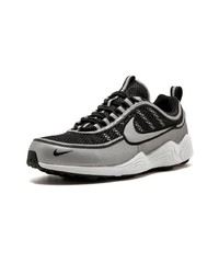 graue Sportschuhe von Nike