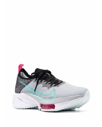 graue Sportschuhe von Nike