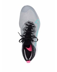 graue Sportschuhe von Nike