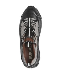 graue Sportschuhe von Burberry