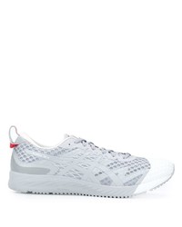 graue Sportschuhe von Asics