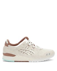 graue Sportschuhe von Asics