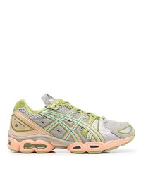 graue Sportschuhe von Asics