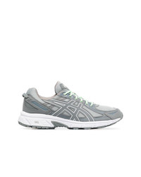 graue Sportschuhe von Asics