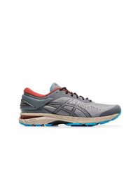 graue Sportschuhe von Asics