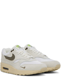 graue Sportschuhe von Nike