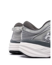 graue Sportschuhe von Hoka One One