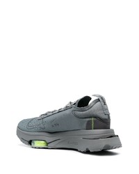 graue Sportschuhe von Nike