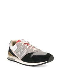 graue Sportschuhe von New Balance