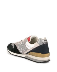 graue Sportschuhe von New Balance