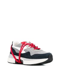 graue Sportschuhe von Diadora