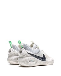 graue Sportschuhe von Nike