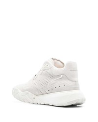 graue Sportschuhe von Alexander McQueen