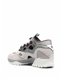 graue Sportschuhe von White Mountaineering