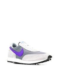 graue Sportschuhe von Nike