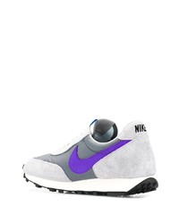 graue Sportschuhe von Nike