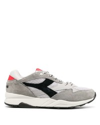 graue Sportschuhe von Diadora