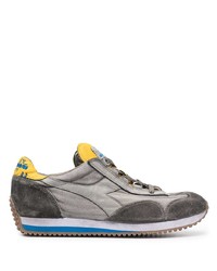 graue Sportschuhe von Diadora