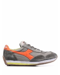 graue Sportschuhe von Diadora