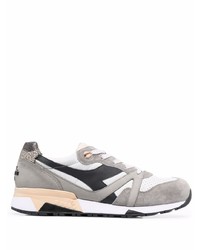 graue Sportschuhe von Diadora