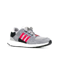 graue Sportschuhe von adidas