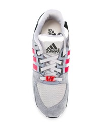 graue Sportschuhe von adidas