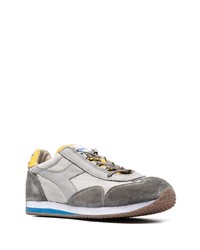 graue Sportschuhe von Diadora