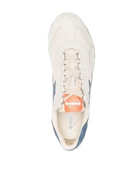 graue Sportschuhe von Diadora