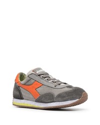 graue Sportschuhe von Diadora