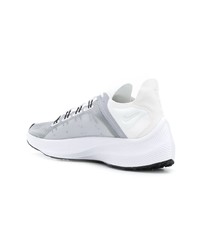 graue Sportschuhe von Nike