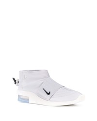 graue Sportschuhe von Nike