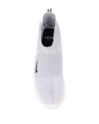 graue Sportschuhe von Nike