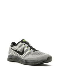 graue Sportschuhe von Nike