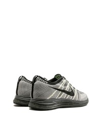 graue Sportschuhe von Nike