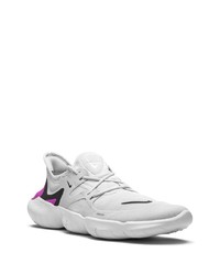 graue Sportschuhe von Nike