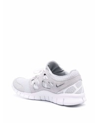 graue Sportschuhe von Nike