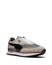 graue Sportschuhe von Puma