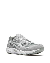 graue Sportschuhe von Asics