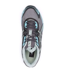 graue Sportschuhe von Asics