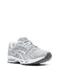 graue Sportschuhe von Asics