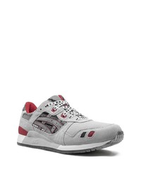 graue Sportschuhe von Asics