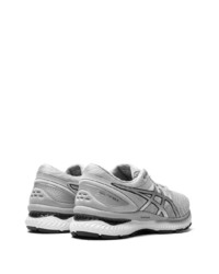 graue Sportschuhe von Asics