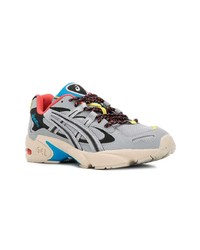 graue Sportschuhe von Asics