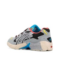 graue Sportschuhe von Asics