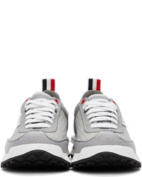 graue Sportschuhe von Thom Browne