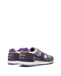 graue Sportschuhe von Saucony