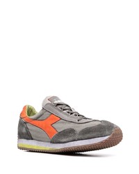 graue Sportschuhe von Diadora