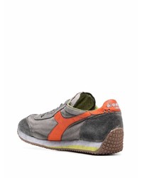 graue Sportschuhe von Diadora