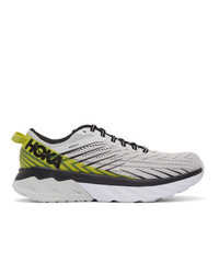 graue Sportschuhe von Hoka One One