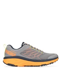 graue Sportschuhe von Hoka One One